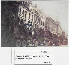 Colonne de GMC passant devant l'Hôtel de Ville de Cambrai