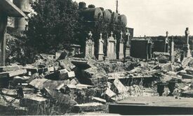 Tombes détruites par les bombardements dans le cimetière Porte Notre Dame
