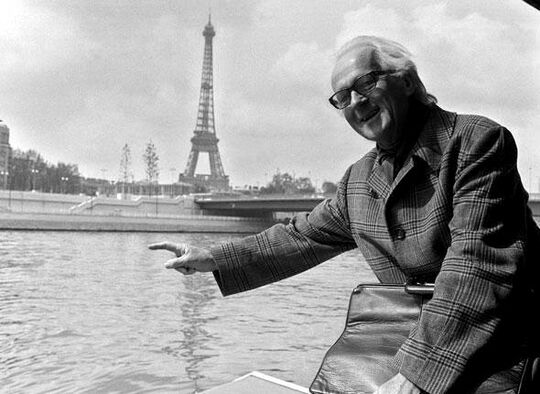 Photo de René DUMONT avec en arrière plan la tour Eiffel