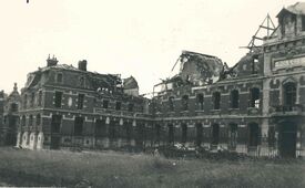 Une aile du collège de Cambrai qui a pris feu, toiture effondrée.