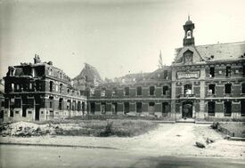 Une aile du collège de Cambrai qui a pris feu, toiture effondrée vu de face.