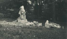 Statue de Monstrelet détruite en plusieurs morceaux par le bombardement dans le jardin Public 