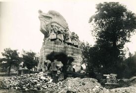 Le monument aux morts abimé par le bombardement