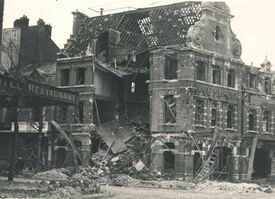 Devant la place de la gare Ville, grande résidence effondrée en son milieu à l'angle de la rue d’Alsace Lorraine