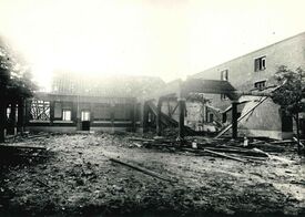 Maison et bâtiment détruits, charpente du préau effondrée et des gravats dans la cour - quartier Saint Roch