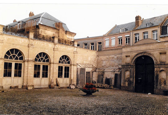 La cour du musée de Cambrai en 1987