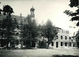 Collège de Cambrai qui a pris feu, toiture effondrée vu de l'arrière du bâtiment.
